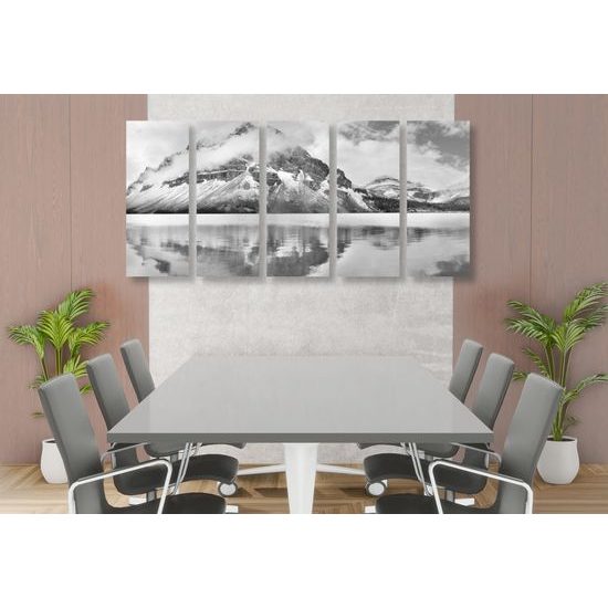 5-dielny obraz zamrznuté pleso pod majestátnou horou v čiernobielom prevedení