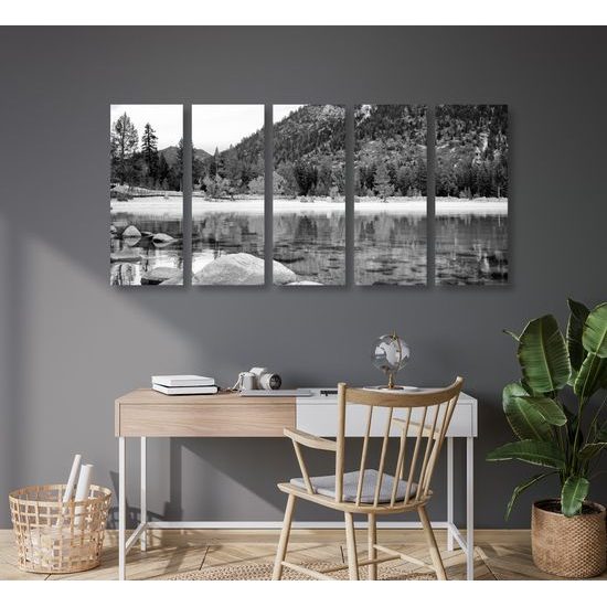 5-dielny obraz horské pleso v plnej kráse v čiernobielom prevedení