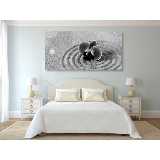 Obraz orchidea v piesku v čiernobielom prevedení