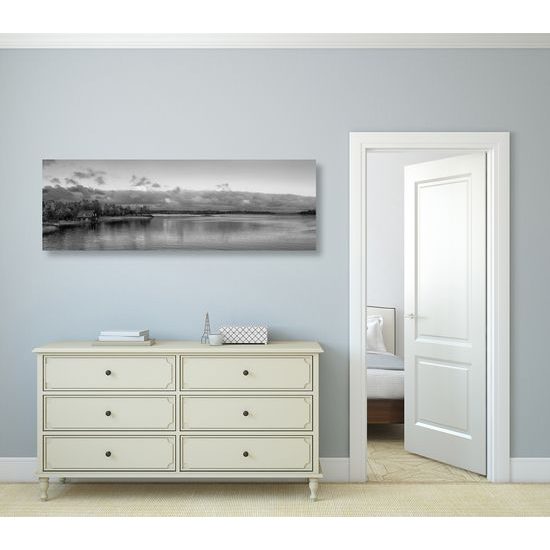 Obraz osamelý dom pri jazere v čiernobielom prevedení