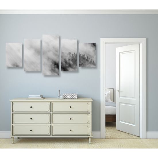 5-dielny obraz hmla nad lesom v čiernobielom prevedení
