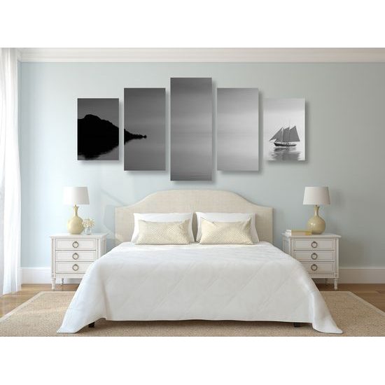 5-dielny obraz loďka na šírom mori v čiernobielom prevedení