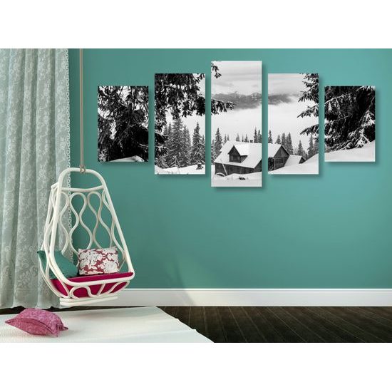 5-dielny obraz utulná chatka v strede lesa v čiernobielom prevedení