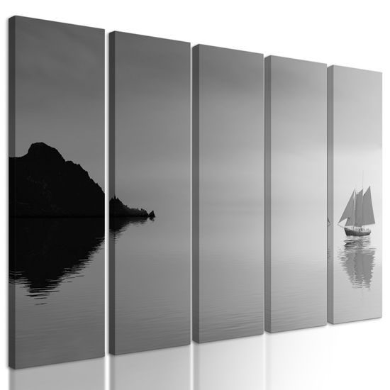 5-dielny obraz loďka na šírom mori v čiernobielom prevedení