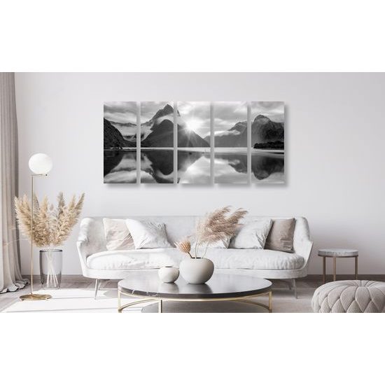 5-dielny obraz dychberúci východ slnka na Novom Zélande v čiernobielom prevedení