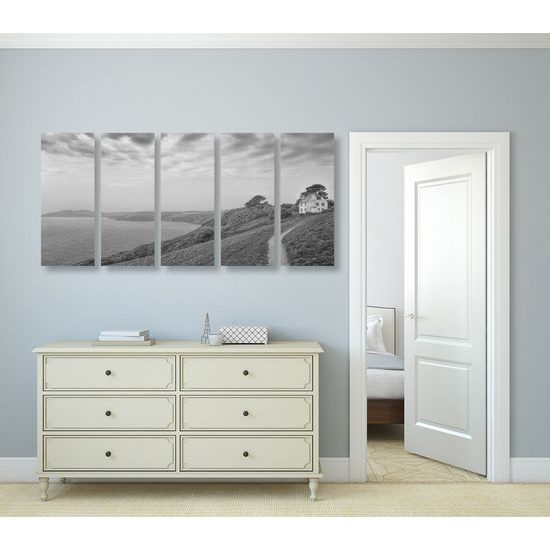 5-dielny obraz dom pri mori v čiernobielom prevdení