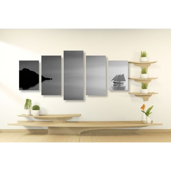 5-dielny obraz loďka na šírom mori v čiernobielom prevedení