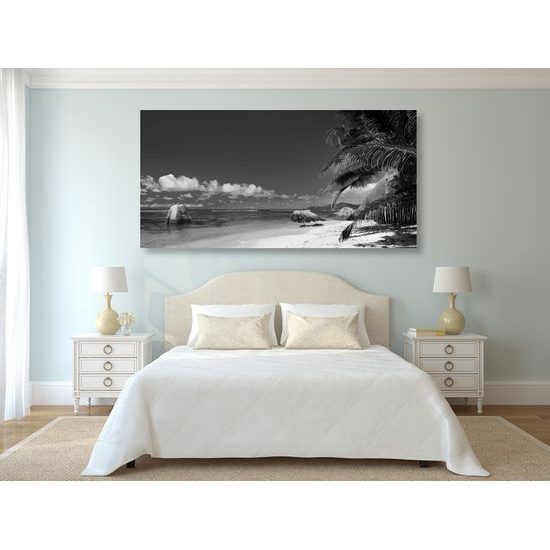 Obraz nádherná piesočná pláž v čiernobielom prevedení