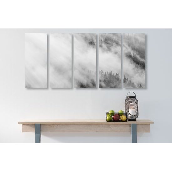 5-dielny obraz hmla nad lesom v čiernobielom prevedení
