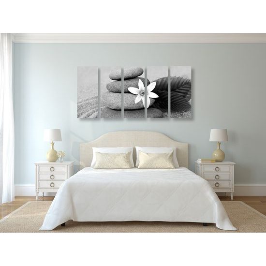 5-dielny obraz kamene na pieskovej pláži v čiernobielom prevedení