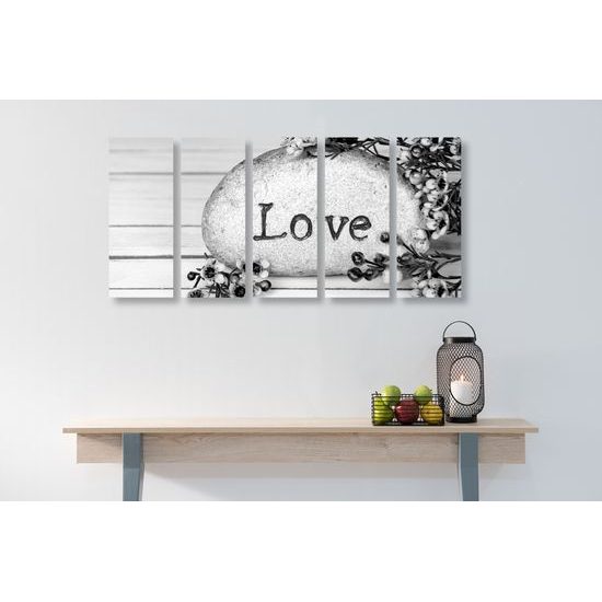 5-dielny obraz kameň s vyritým nápisom Love v čiernobielom prevedení