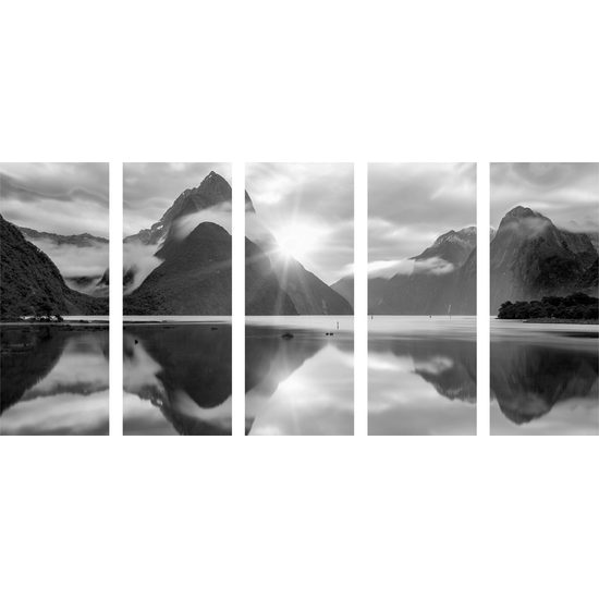 5-dielny obraz dychberúci východ slnka na Novom Zélande v čiernobielom prevedení