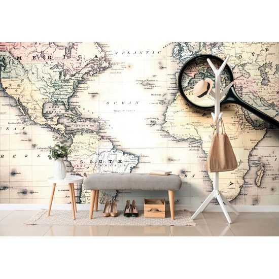 Samolepiaca tapeta lupa na starej mape sveta