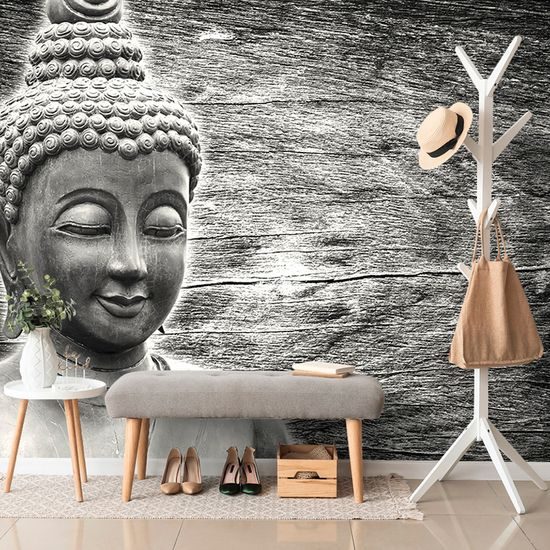 Fototapeta Budha pri drevenom pozadí v čiernobielom prevedení
