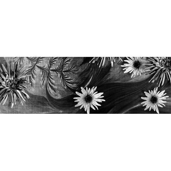 Obraz nádherné kvety s tajomným pozadím v čiernobielom prevedení