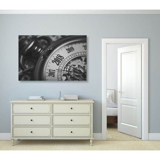 Obraz historické vreckové hodinky v čiernobielom prevedení