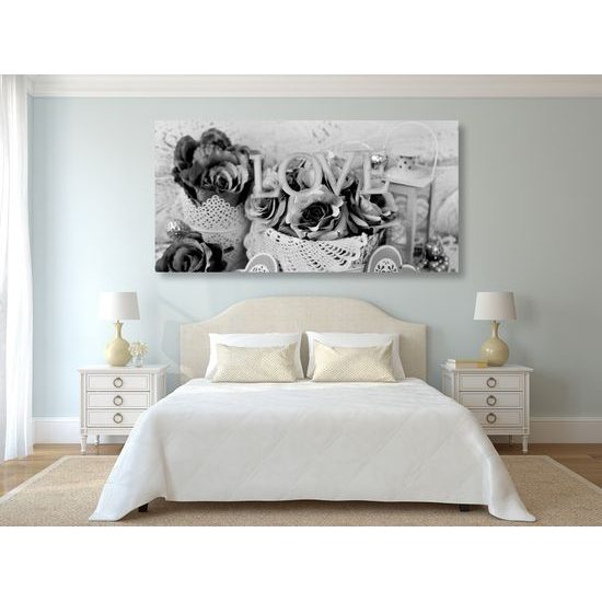 Obraz nádherné romantické zátišie s nápisom love v čiernobielom prevedení
