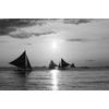 Fototapeta plachetnice při západu slunce v černobílém provedení