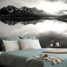 Samolepící fototapeta černobílý odraz západu slunce v horském jezeře