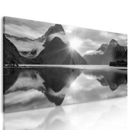 Obraz jedinečný východ slunce za horami v černobílém provedení
