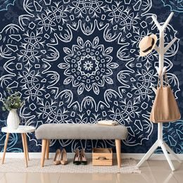 Tapeta sněhobílá Mandala s tmavě-modrým pozadím