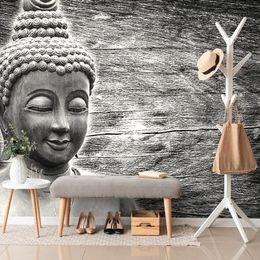 Samolepící fototapeta Buddha u dřevěného pozadí v černobílém provedení