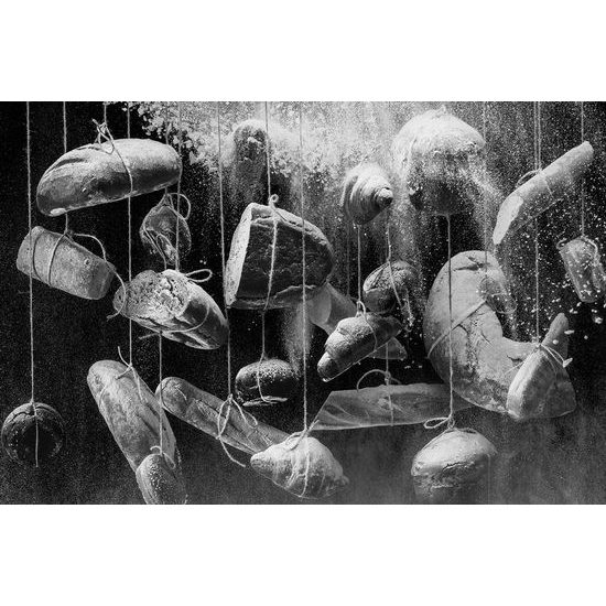 Fototapeta černobílé zátiší ze zavěšeného pečiva
