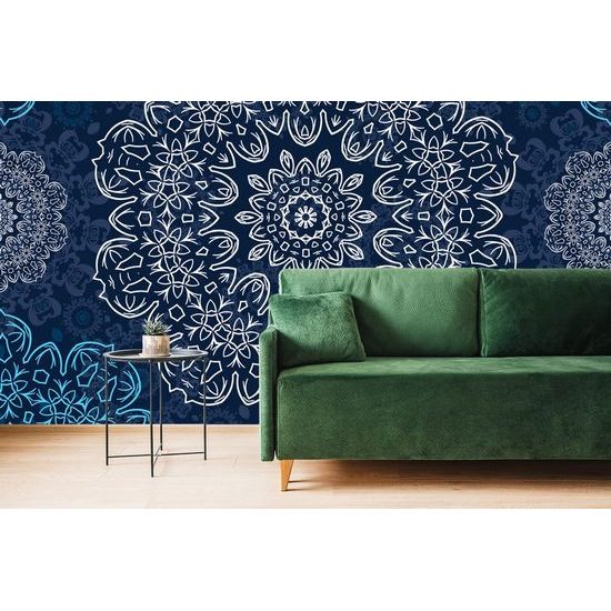Tapeta sněhobílá Mandala s tmavě-modrým pozadím