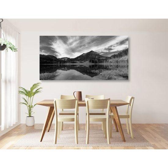 Obraz jezero mezi horami v černobílém provedení