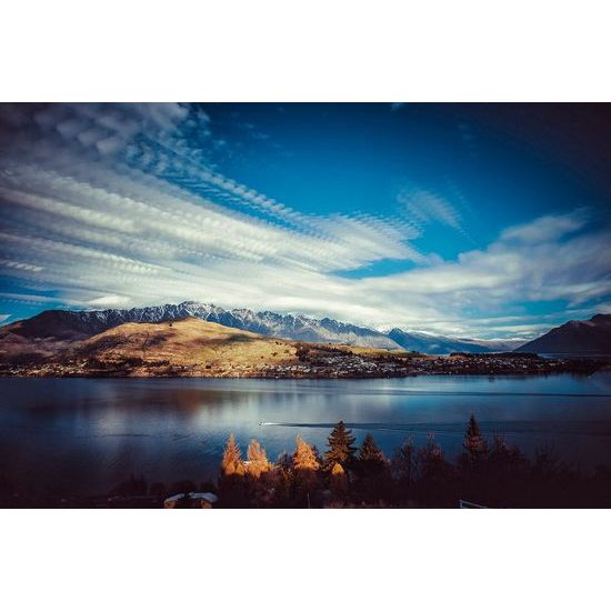 Samolepící fototapeta vesnice na úpatí hor