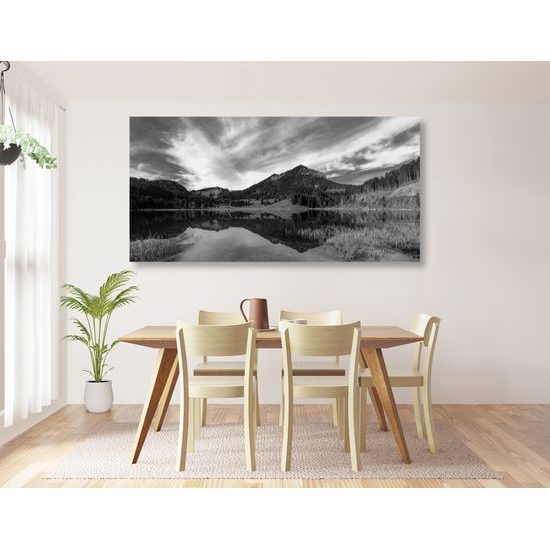 Obraz jezero mezi horami v černobílém provedení