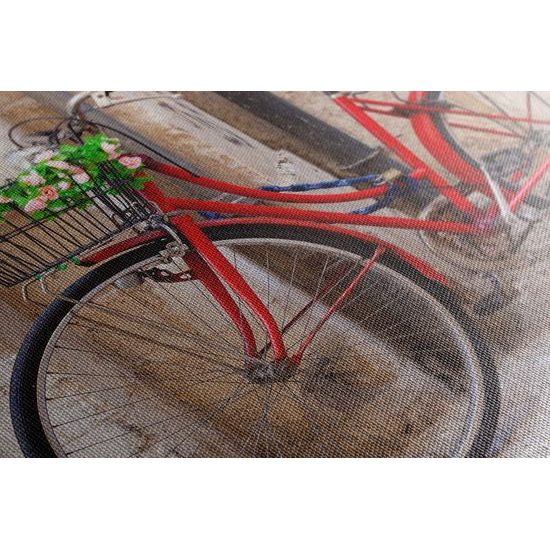 Obraz staré kolo v Italském městečku