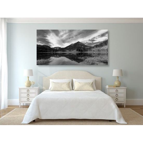 Obraz jezero mezi horami v černobílém provedení