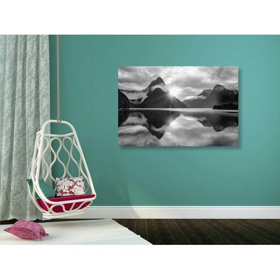 Obraz dechberoucí východ slunce na Novém Zélandu v černobílém provedení