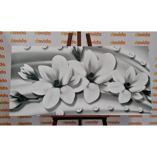 Obraz černobílé luxusní květiny na bronzovém pozadí