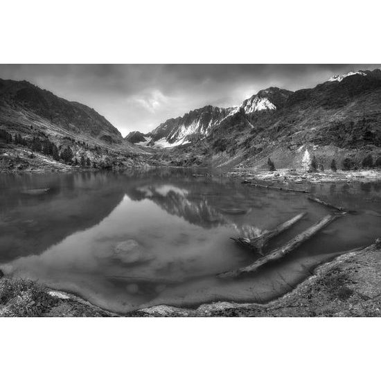 Originální fototapeta černobílé jezero uprostřed hor