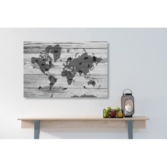 Obraz černobílá mapa světa se symbolickými zvířaty na dřevěném podkladu