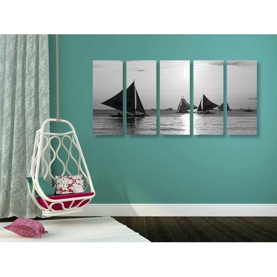 5-dílný obraz plachetnice při západu slunce v černobílém provedení