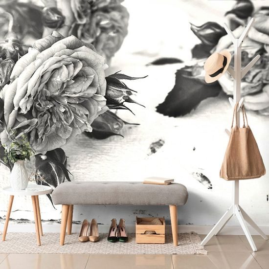 Okouzlující samolepící fototapeta černobílé růže na pergamenu