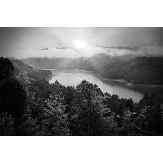 Okouzlující samolepící fototapeta krása řeky v černobílém provedení