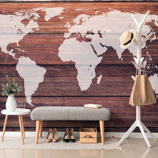 Samolepící tapeta moderní mapa světa na dřevěném podkladu