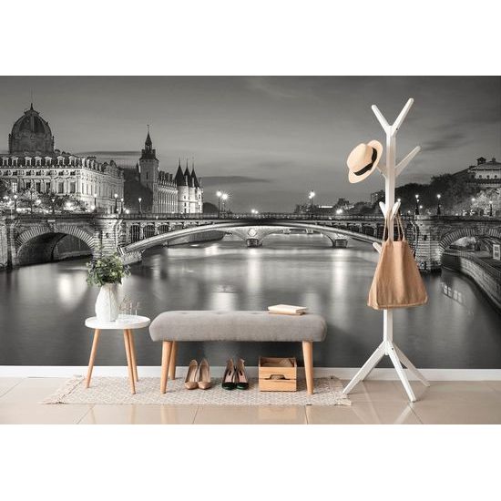 Nádherná samolepící fototapeta večerní Paříž v černobílém provedení