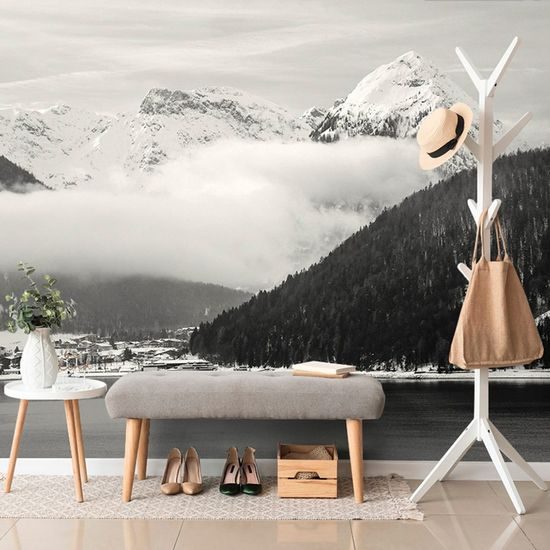 Samolepící fototapeta zasněžené pohoří v černobílém provedení