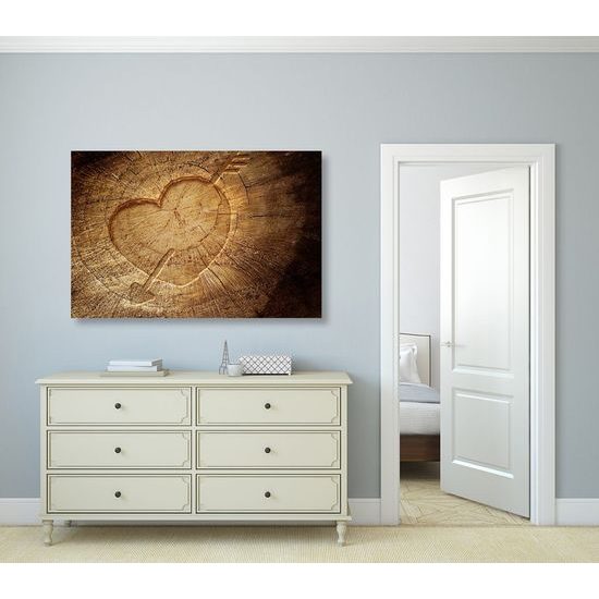 Obraz znak lásky vyřezaný na pařezu