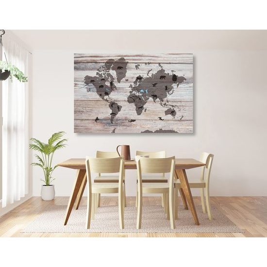 Obraz mapa světa se symbolickými zvířaty na dřevěném podkladu