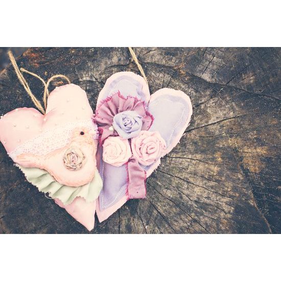 Obraz vyšívaná srdíčka a ptáček na pníku