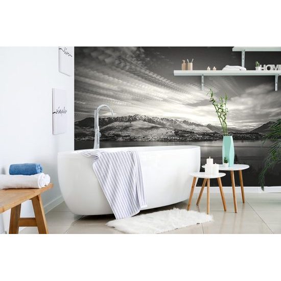 Fototapeta černobílá vesnice na úpatí hor