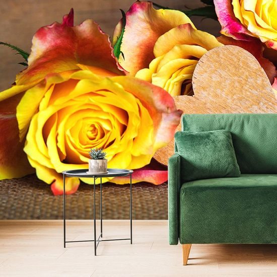 Fototapeta žluté růže s dřevěným srdcem