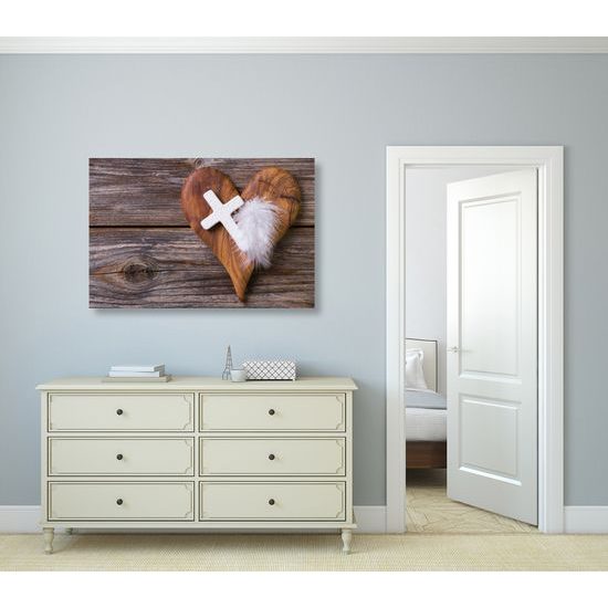 Obraz srdce s křížem na dřevěném pozadí