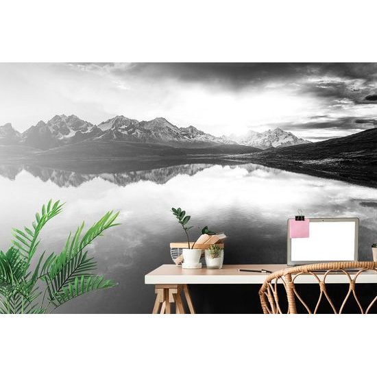 Samolepící fototapeta černobílý odraz západu slunce v horském jezeře